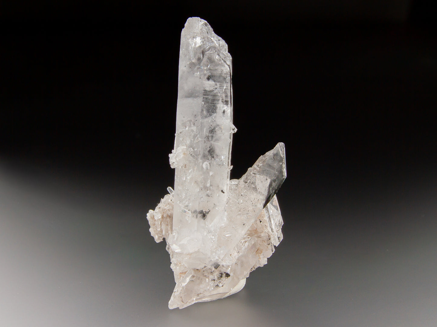 Quartz with Hydrocarbon Inclusions