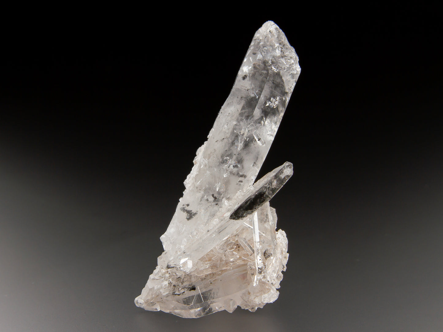 Quartz with Hydrocarbon Inclusions